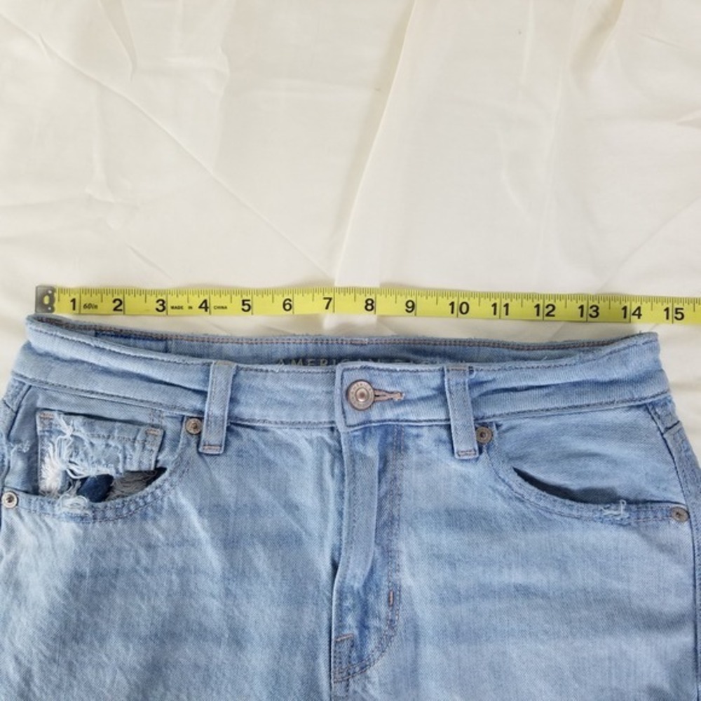 American Eagle Mom Jean Light Wash Distressed High Waisted Denim Blue 4 Short - Picture 3 of 11